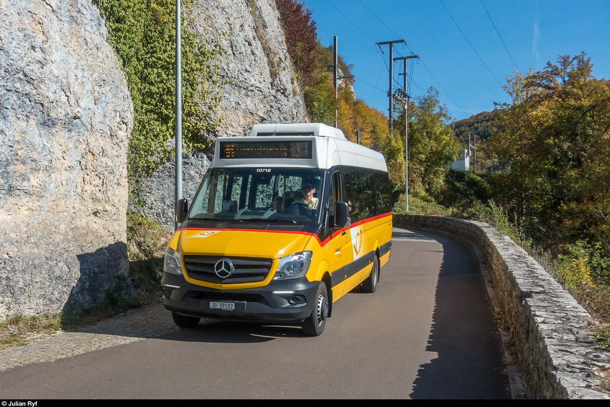 Mercedes Sprinter Postauto 10718 am 12. Oktober 2018 beim Bahnhof St-Ursanne.