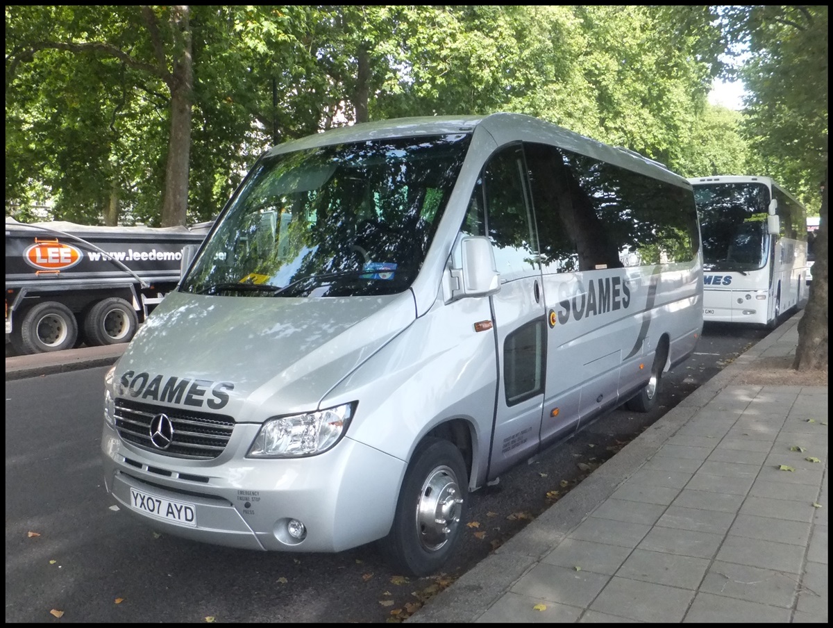 Mercedes Sprinter von Soames aus England in London am 26.09.2013