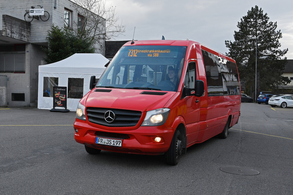Mercedes Sprinter von Südbadenbus, auf der Linie 7312, fährt am 24.02.2023 zur Haltestelle beim Bahnhof Rheinfelden.