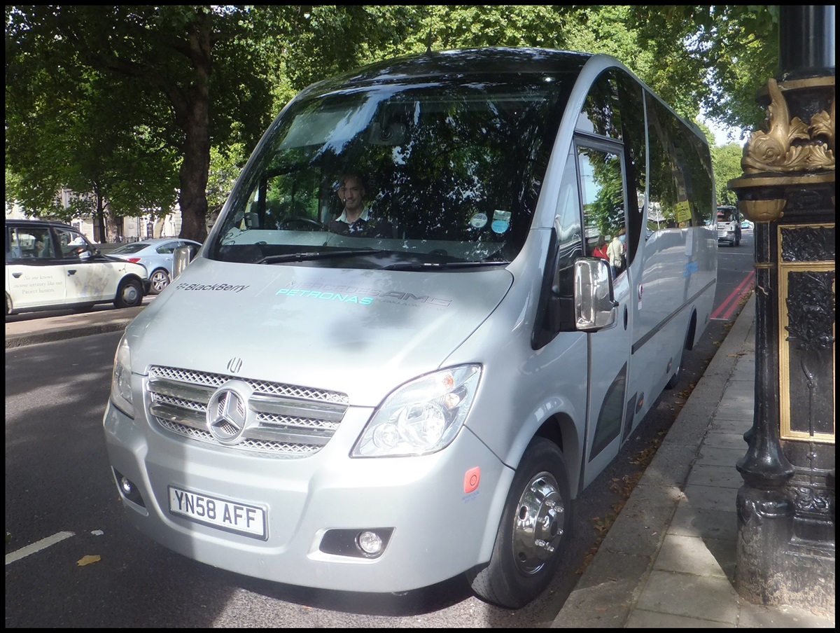 Mercedes Sprinter Unvi von AC Travel aus England in London am 26.09.2013