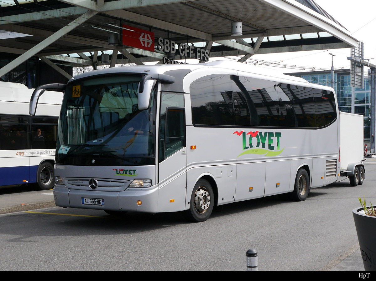 Mercedes Tourino unterwegs bei den Haltestellen vor dem Flughafen in Genf am 06.04.2019
