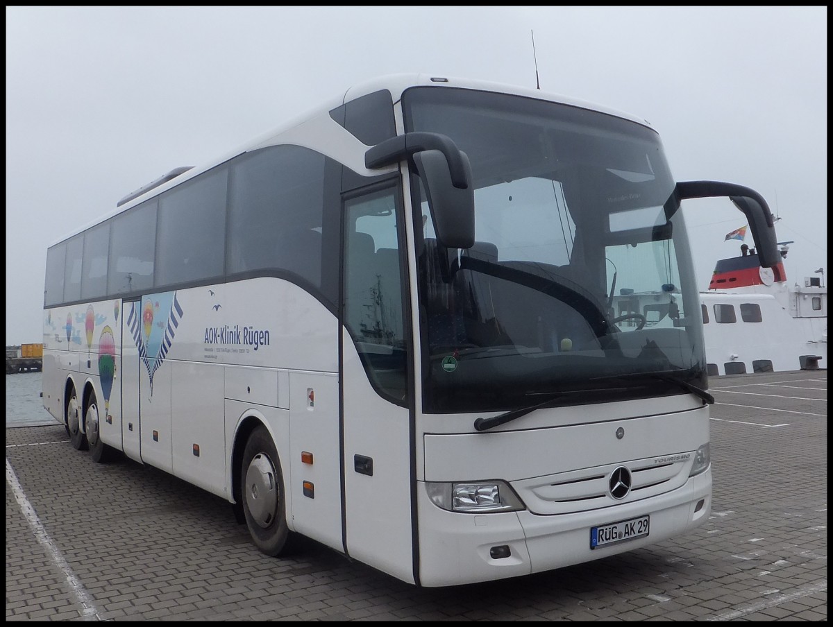 Mercedes Tourismo von der AOK-Klinik Rgen im Stadthafen Sassnitz am 12.04.2013