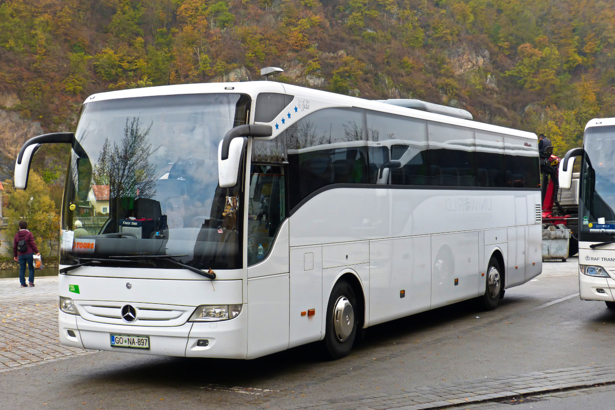 Mercedes Tourismo aus der Slowakei an der Schiffsanlegestelle in Passau 21.10.2017