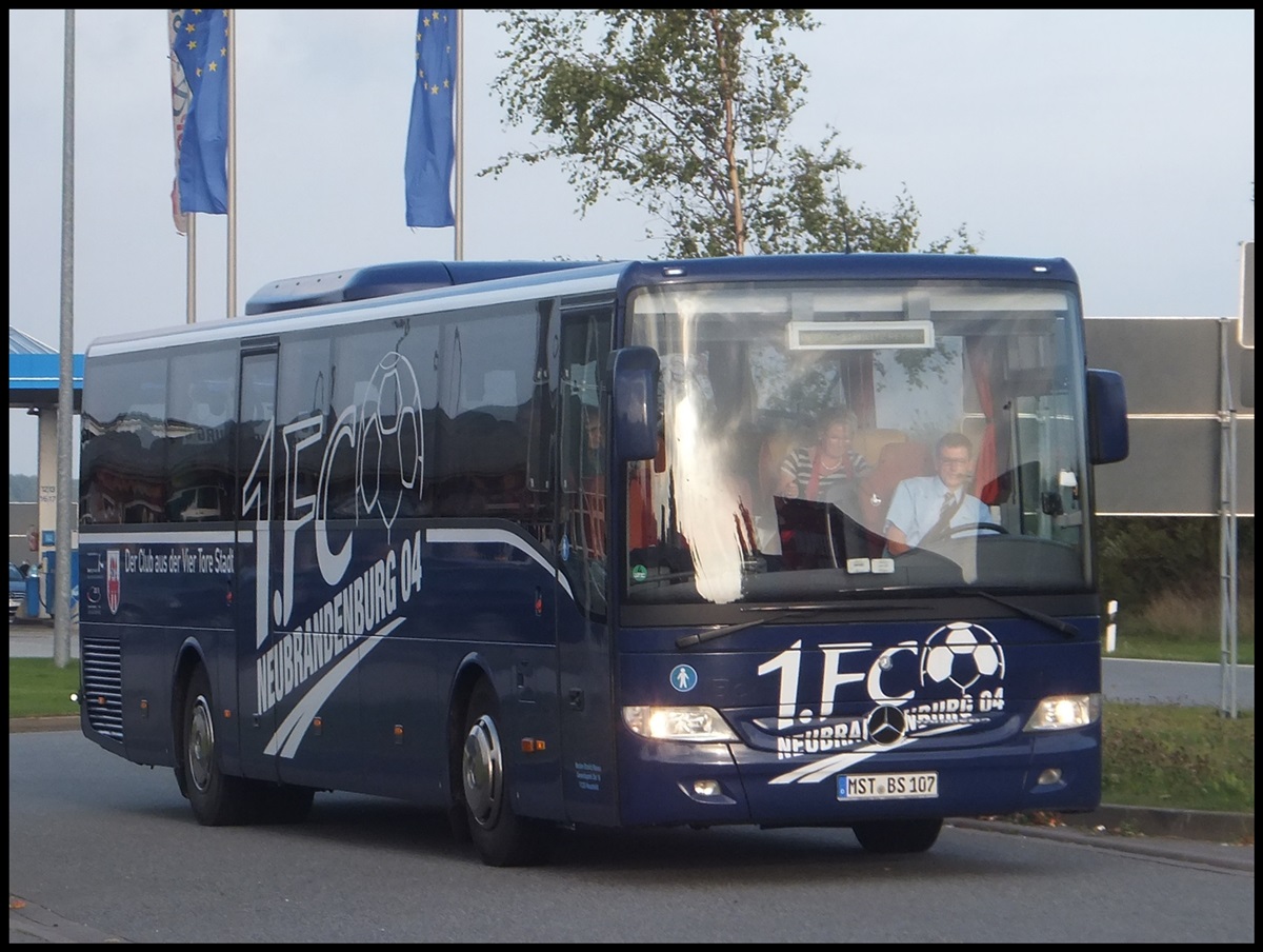 Mercedes Tourismo von Becker-Strelitz aus Deutschland bei der Raststtte Fuchsberg am 22.09.2013