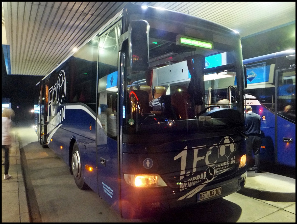 Mercedes Tourismo von Becker-Strelitz Reisen aus Deutschland bei einer Raststtte Hhe Ruhrgebiet am 22.09.2013
