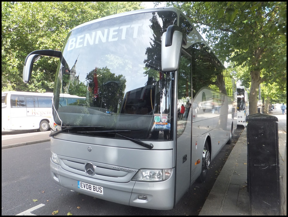 Mercedes Tourismo von Bennets aus England in London am 26.09.2013