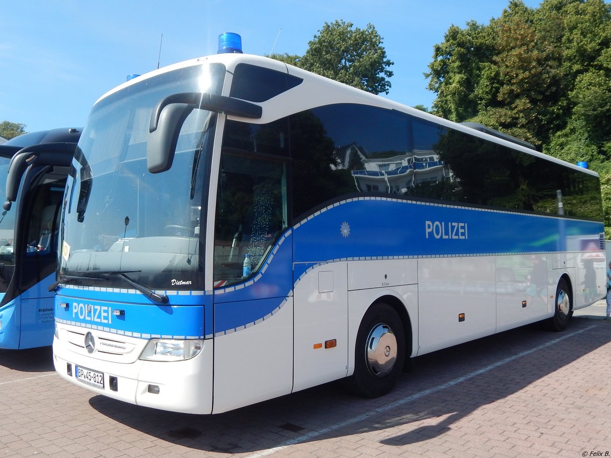 Mercedes Tourismo von der Bundespolizei aus Deutschland im Stadthafen Sassnitz am 22.08.2015