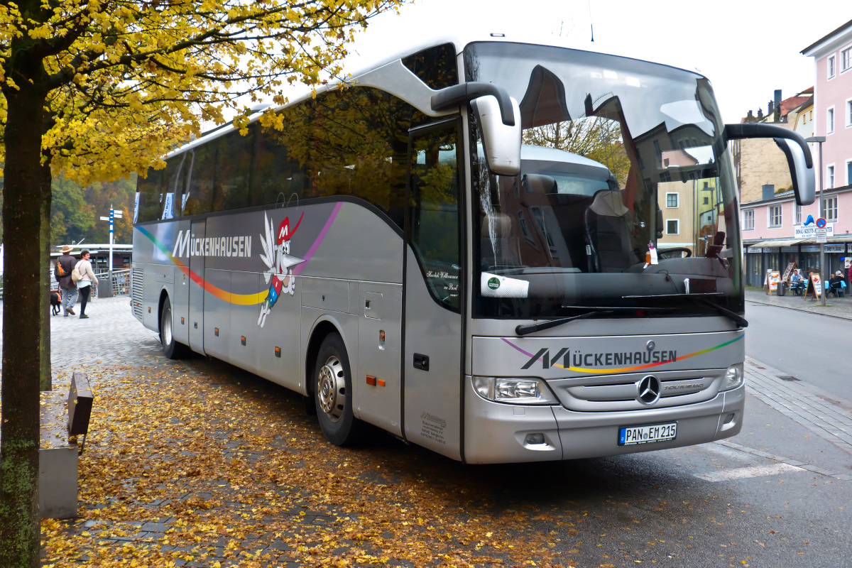 Mercedes Tourismo des Unternehmens  Mückenhausen  an der Schiffsanlegestelle in Passau 21.10.2017