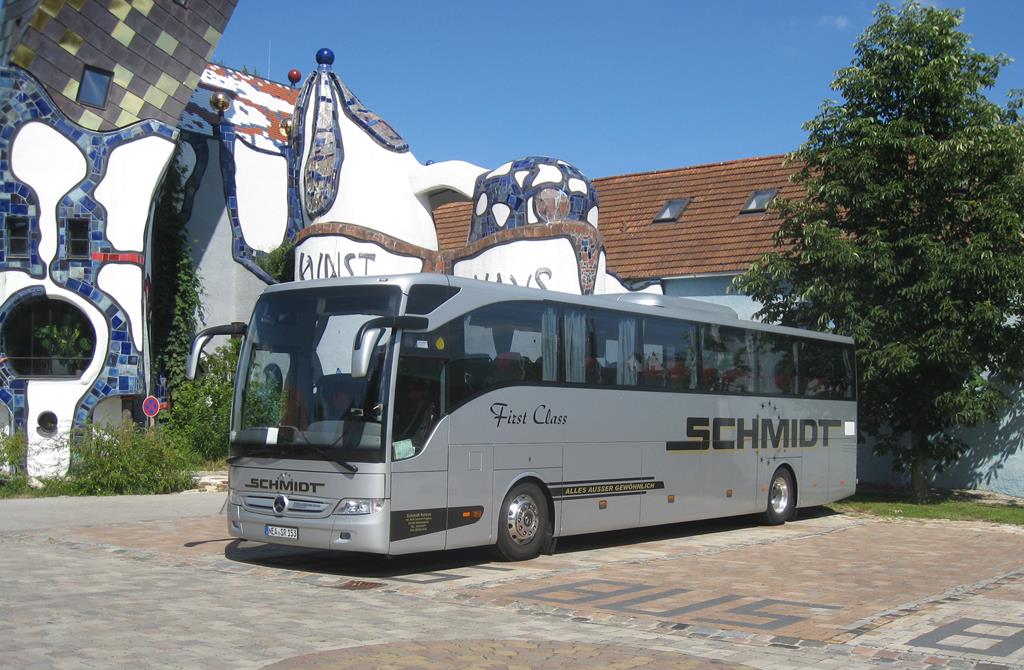 Mercedes Tourismo der Firma Schmidt am 18.6.2017 vor dem Kunsthaus in Abendsberg.