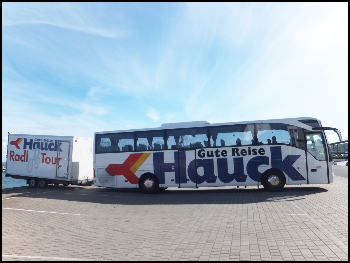 Mercedes Tourismo von Hauck aus Deutschland mit Hänger im Stadthafen Sassnitz am 12.06.2014