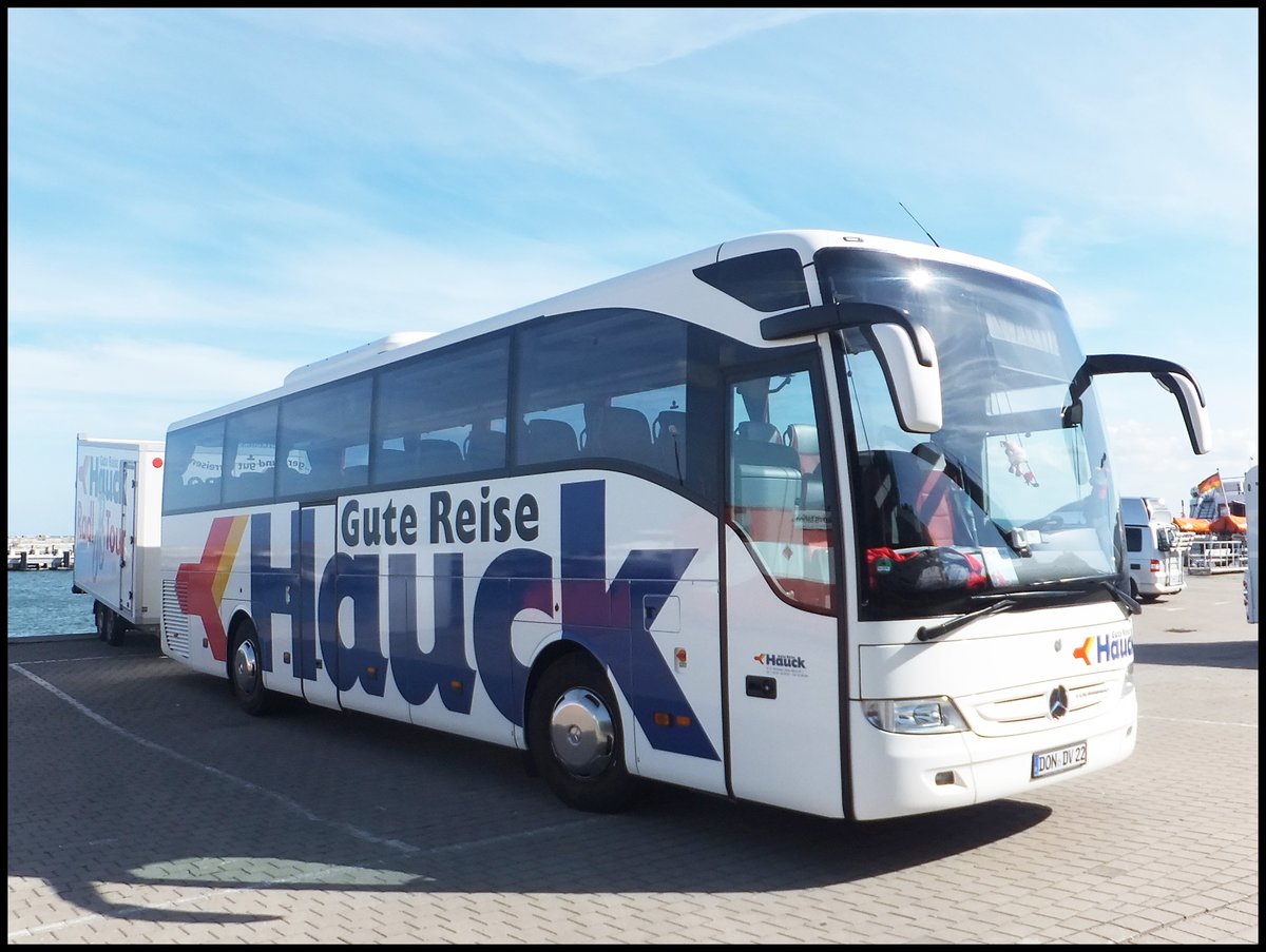 Mercedes Tourismo von Hauck aus Deutschland mit Hänger im Stadthafen Sassnitz am 12.06.2014