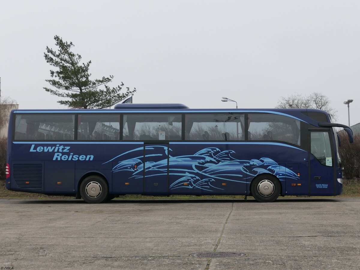 Mercedes Tourismo von Lewitz-Reisen aus Deutschland in Neubrandenburg am 13.01.2022