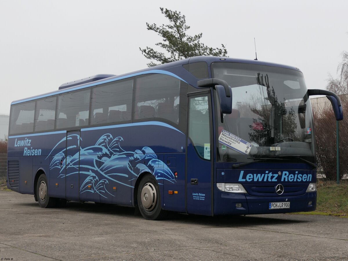 Mercedes Tourismo von Lewitz-Reisen aus Deutschland in Neubrandenburg am 13.01.2022