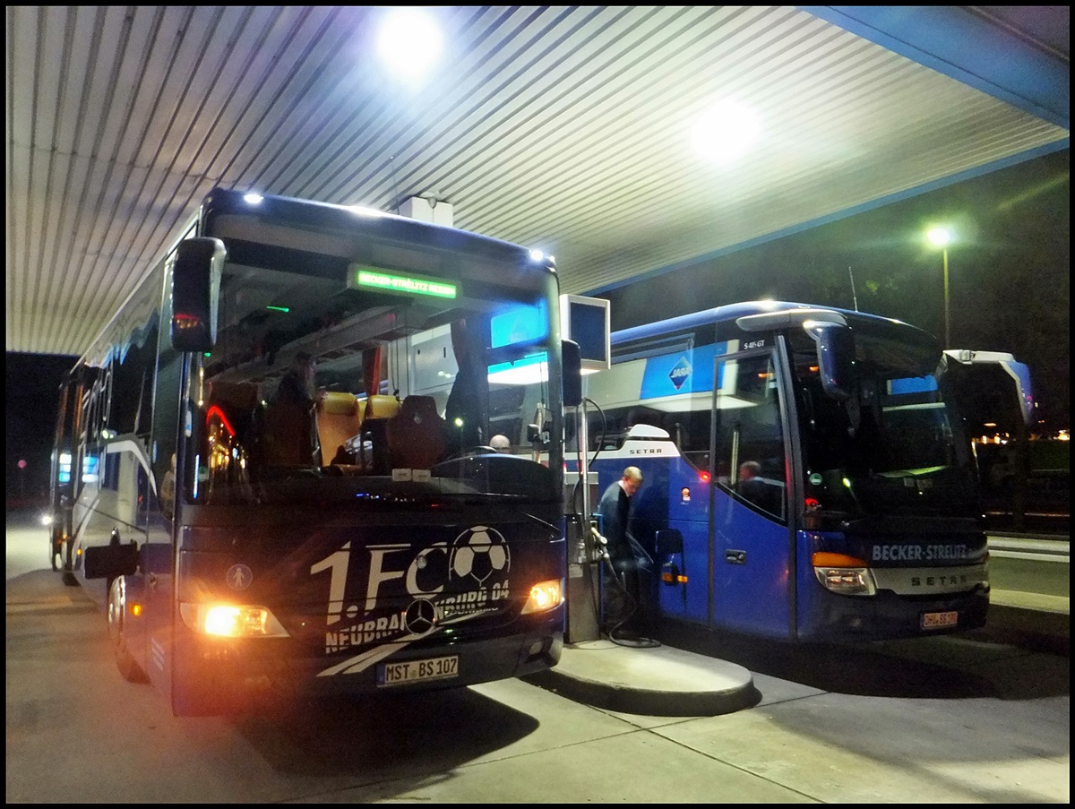 Mercedes Tourismo und Setra 415 GT von Becker-Strelitz Reisen aus Deutschland bei einer Raststtte Hhe Ruhrgebiet am 22.09.2013