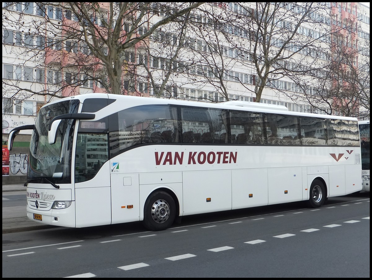 Mercedes Tourismo von Van Kooten aus den Niederlanden in Berlin am 25.04.2013