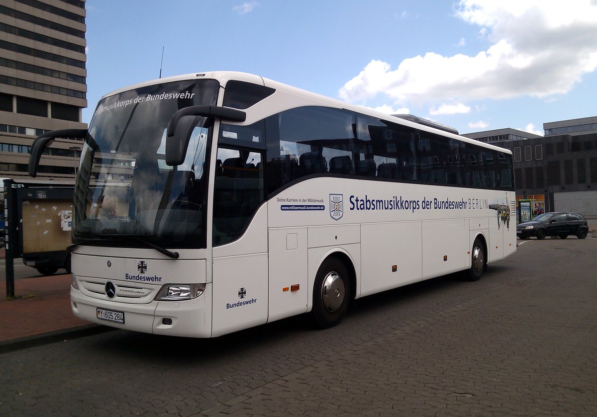 Mercedes Travego der Bundeswehr am alten ZOB in Hannover , aufgenommen am 19.05.2015