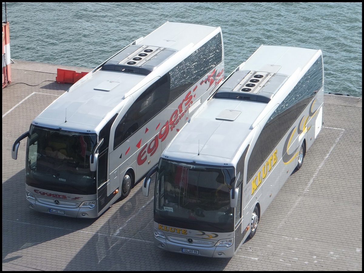 Mercedes Travego von Eggers Reisen aus Deutschland und Mercedes Travego von Klute aus Deutschland im Stadthafen Sassnitz am 21.09.2013