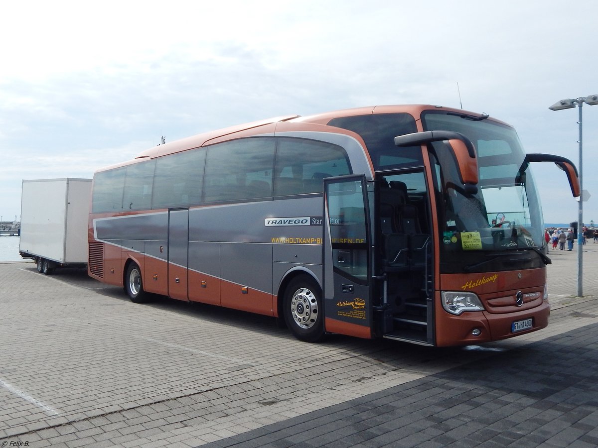 Mercedes Travego von Holtkamp-Busreisen aus Deutschland mit Anhänger im Stadthafen Sassnitz am 13.08.2018