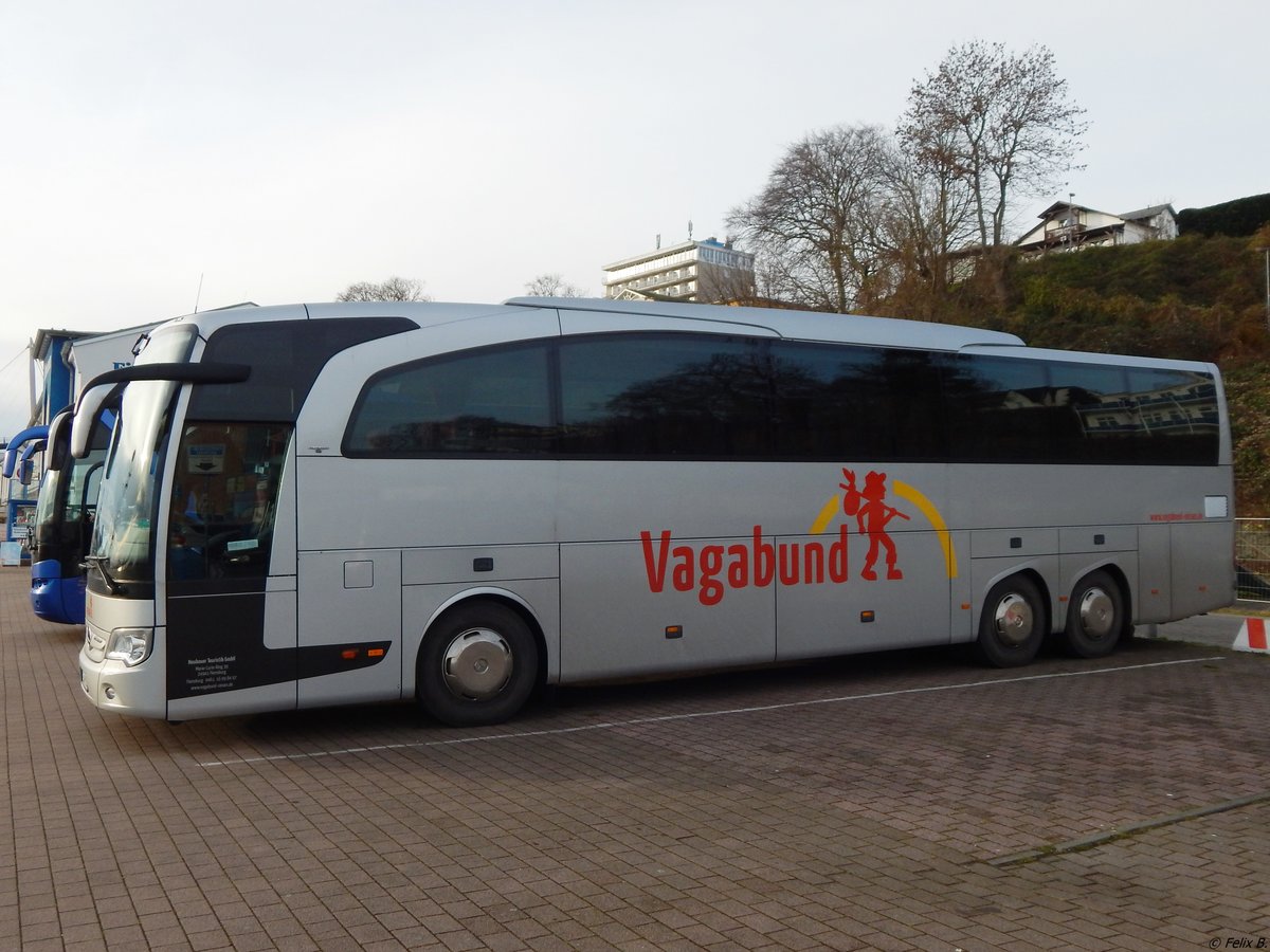 Mercedes Travego von Neubauer/Vagabund-Reisen aus Deutschland im Stadthafen Sassnitz am 27.12.2017