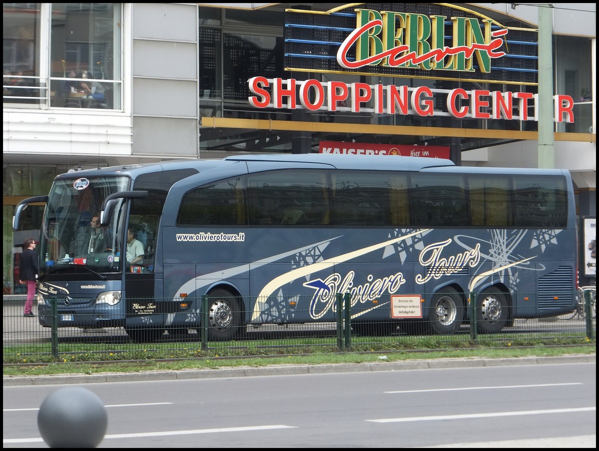 Mercedes Travego von Oliviero Tours aus Italien in Berlin am 25.04.2013