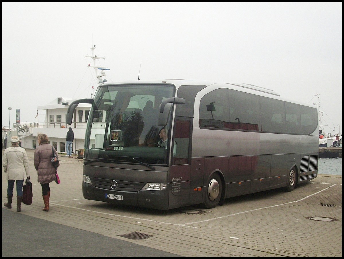 Mercedes Travego von Pegaz aus Polen im Stadthafen Sassnitz am 17.11.2012