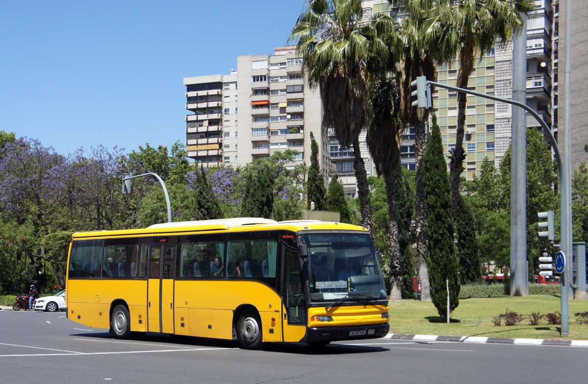 MetroBus Valencia: VOLVO / Noge befährt die Avinguda de Blasco Ibáñez. Aufgenommen im Mai 2013.