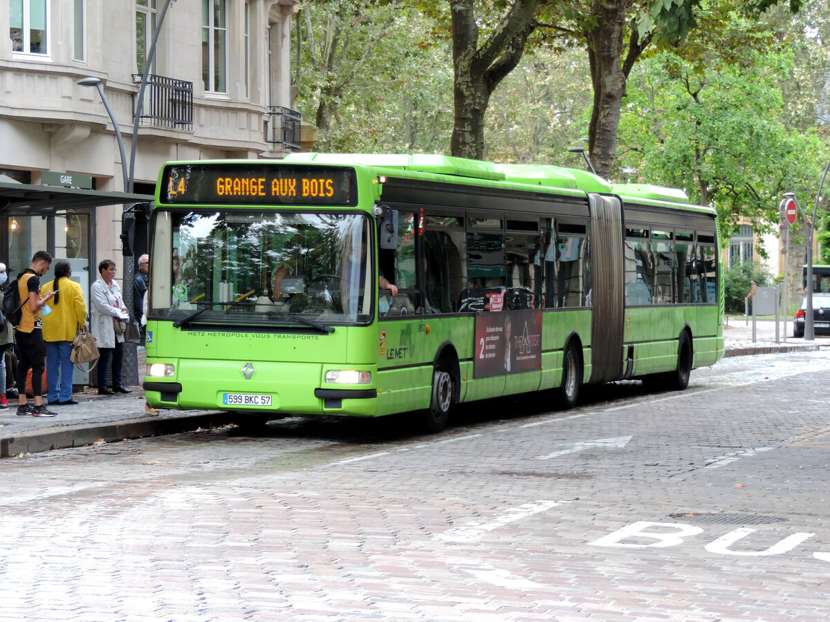 Metz - 10. September 2021 : Renault Agora Gelenkbus, Wagen 0542, auf der Linie L4 nach Granges aux Bois, am Hauptbahnhof aufgenommen. 