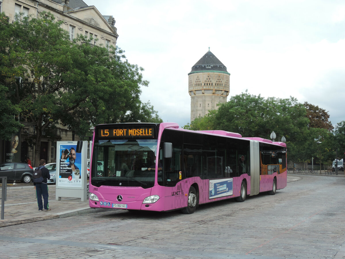 Metz - 10. September 2021 : Citaro C2 Gelenkbus, Wagen 2053, auf der Linie L5 nach Fort Moselle, am Hauptbahnhof aufgenommen. 