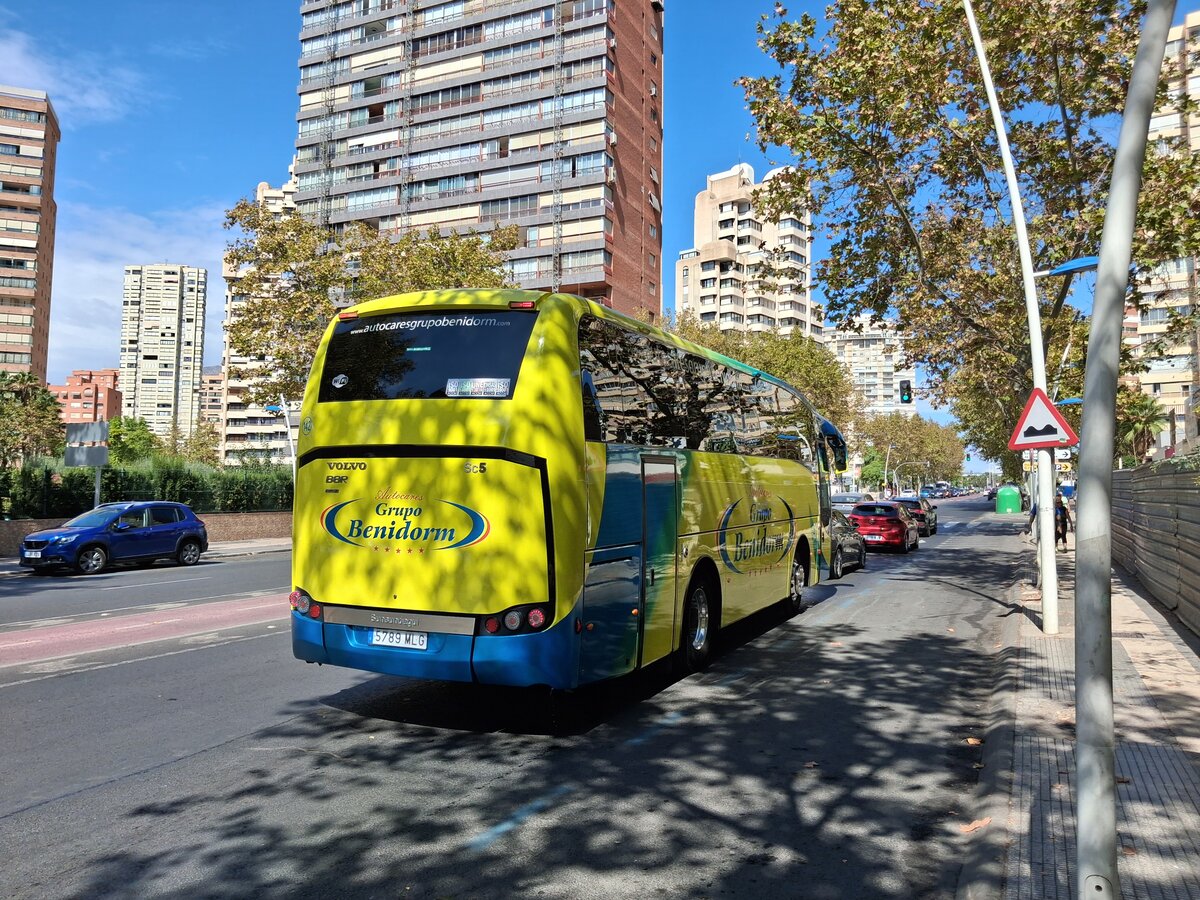 Midi-Reisebus Sunsundegui SC5 in der 10-Meter-Ausf�hrung der Firma Autocares Grupo Benidorm mit der Wagennummer 142 f�hrt bergauf in der Avenida de Europa in Benidorm am 29.09.2026.