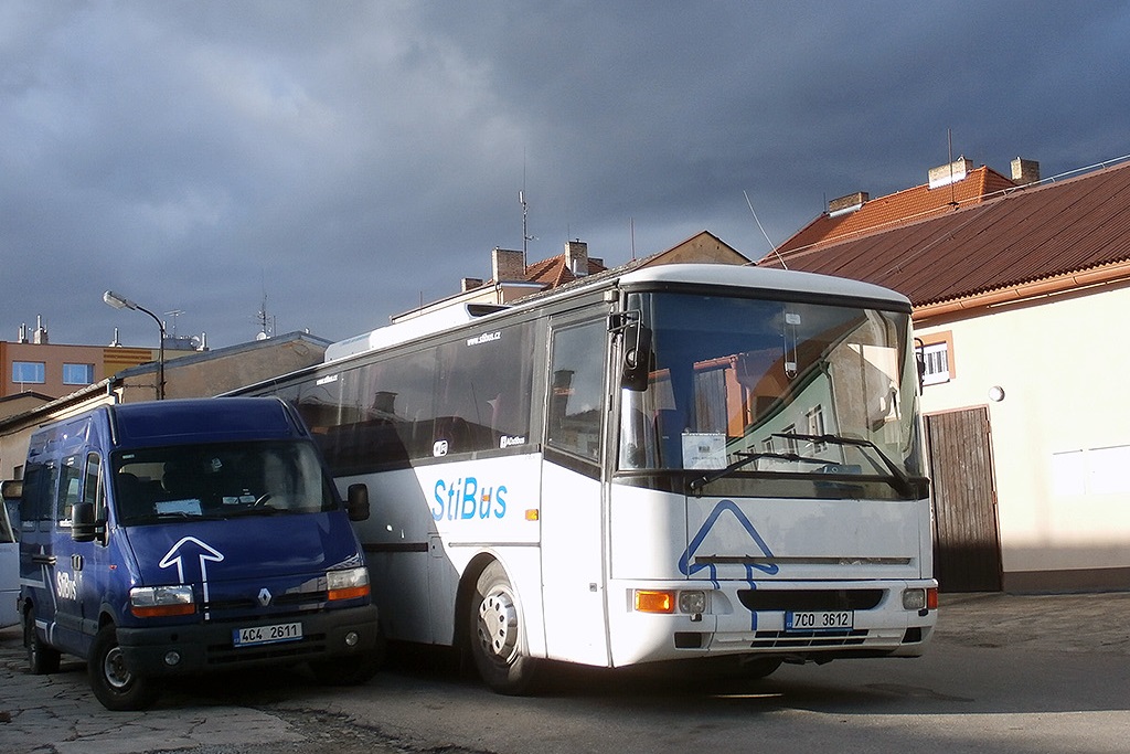 Minibus Renalut Master mit dem Reisebus Karosa LC936. (24.2.2017)