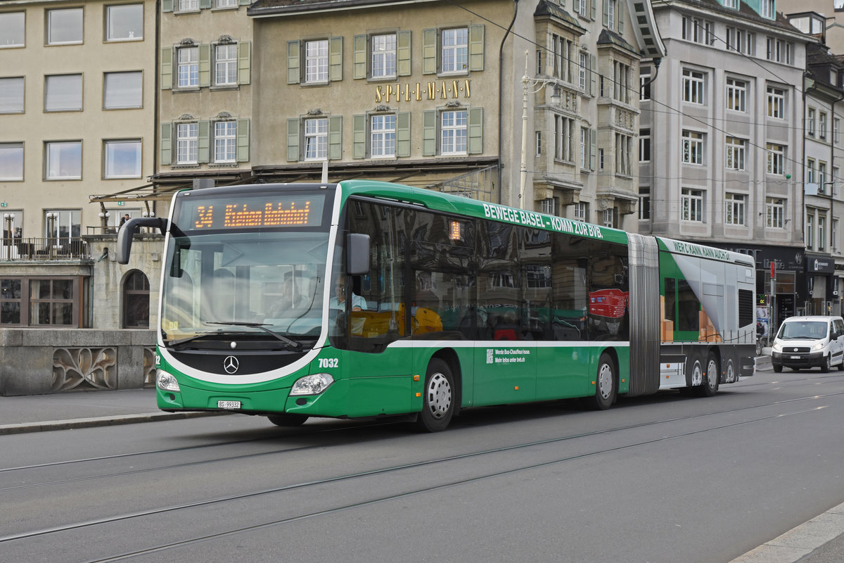 Mit dem Mercedes Citaro 7032 suchen die Basler Verkehrsbetriebe neue Chauffeure. Hier überquert der Bus auf der Linie 34 die Mittlere Rheinbrücke. Die Aufnahme stammt vom 06.03.2019.