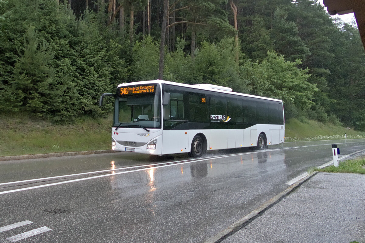 Mit Fahrplanwechsel am 9.7.2023 kam es zu umfangreichen Änderungen des Busverkehrs im Großraum Innsbruck. Die vormalige Regiobuslinie 4134 wurde in 540 umbenannt und damit an das neue Nummernschema angepaßt (5xx bezeichnet Linien, die in den Süden und Osten Innsbrucks Umland fahren). Iveco-Irisbus Crossway von Postbus (BD-14170) als Linie 540 bei der Haltestelle Aldrans Fagslung. Aufgenommen 12.7.2023.