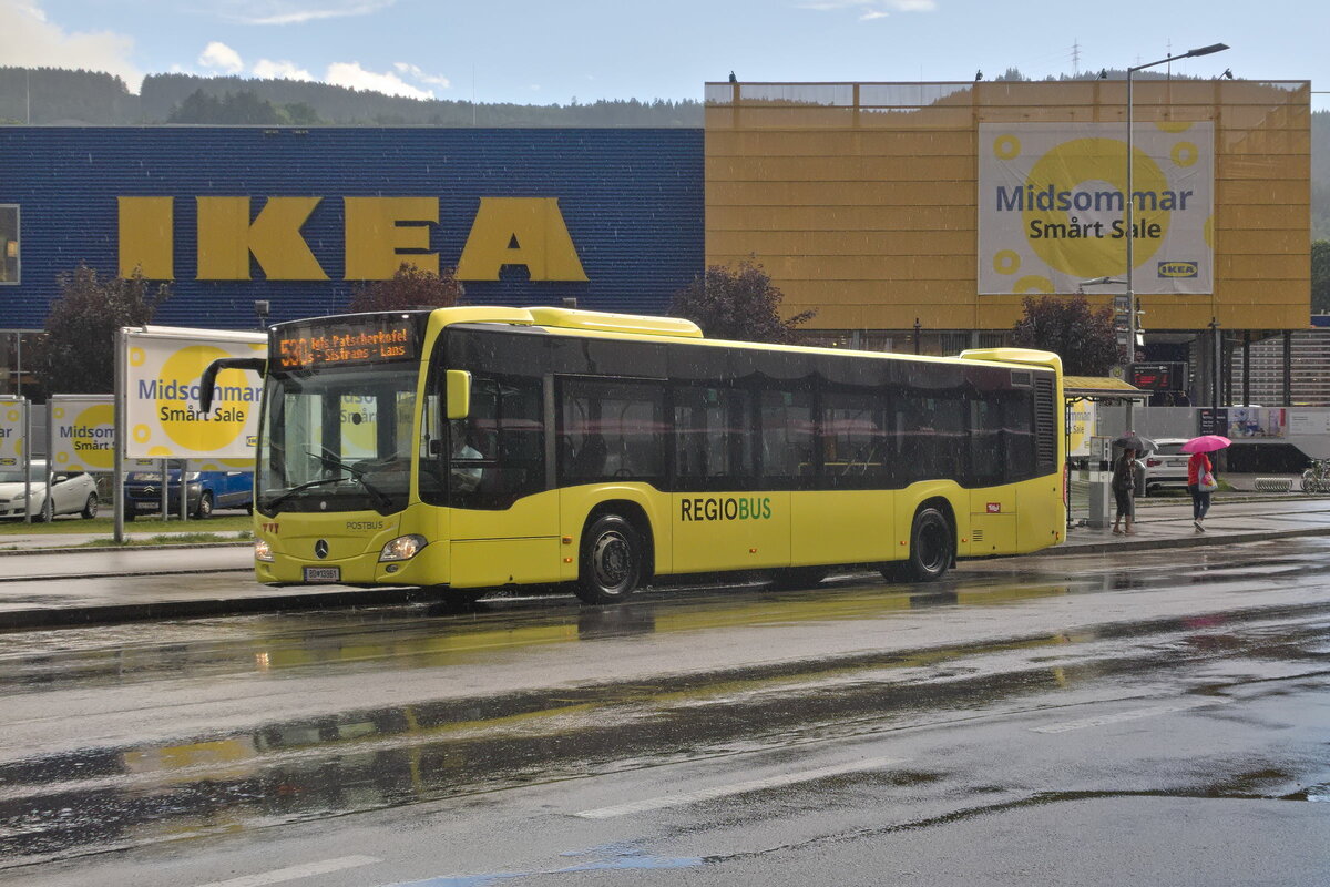 Mit Fahrplanwechsel am 9.7.2023 kam es zu umfangreichen Änderungen des Busverkehrs im Großraum Innsbruck. Die neue Linie 530 verbindet das östliche Mittelgebirge mit dem Gewerbegebiet Rossau in Innabruck. Mercedes-Benz Citaro 2. Generation von Postbus (BD-13961) als Linie 530 an der Haltestelle Innsbruck DEZ/EKZ. Aufgenommen 12.7.2023.