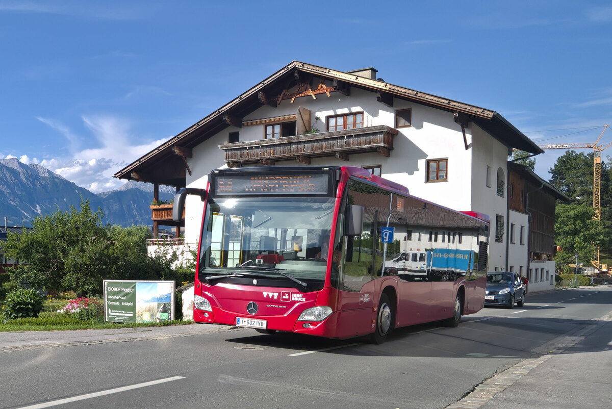 Mit Fahrplanwechsel am 9.7.2023 kam es zu umfangreichen Änderungen des Busverkehrs im Großraum Innsbruck. Die Stadtbuslinie M der Innsbrucker Verkehrsbetriebe übernahm vom Postbus die Linie nach Aldrans, gab dafür den Ast zum Tivoli-Stadion an die Stadtbuslinie K ab. Mercedes-BenzCitaro 2. Generation der Innsbrucker Verkehrsbetriebe (Bus Nr. 632) als Linie M nahe der Haltestelle Sistrans Dorf. Aufgenommen 14.7.2023.