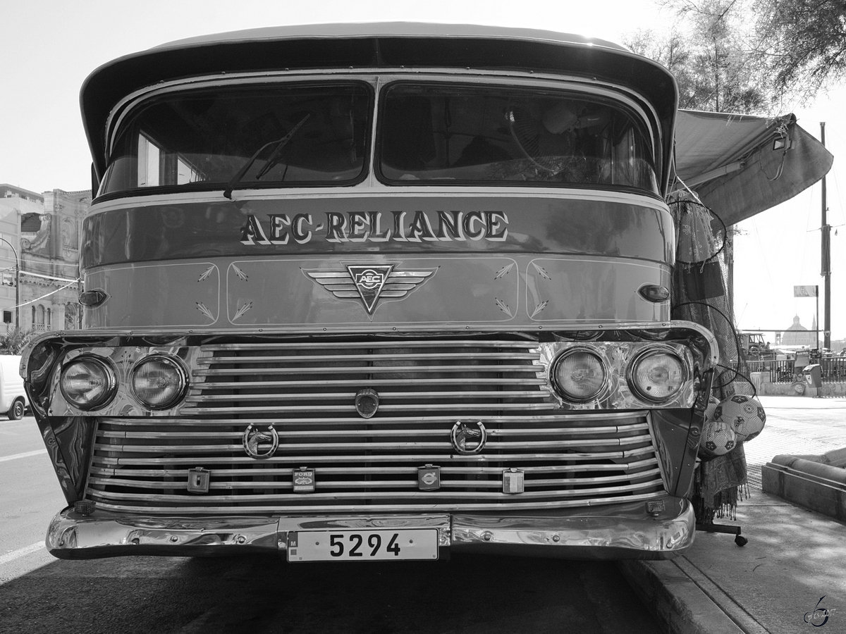 Mit der Neuorganisation des Busverkehrs im Juli 2011, wurden die  alten Schätze  Malta´s, wie dieser AEC Reliance durch moderne Busse ersetzt. (Sliema, Oktober 2017)