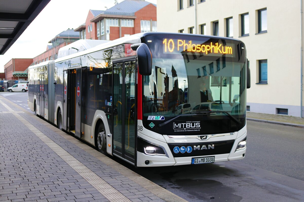 MitBus MAN Lions City Efficient Hybrid CNG am 13.04.23 in Gießen Bahnhof