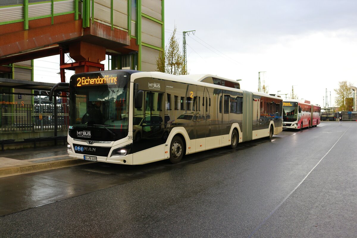 MitBus MAN Lions City Efficient Hybrid CNG am 13.04.23 in Gießen Bahnhof