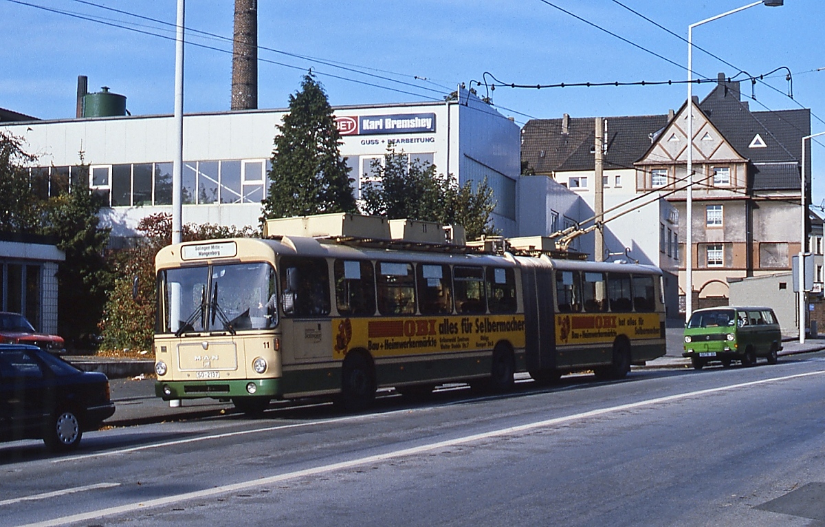 Mitte der 1990er Jahre ist der Solinger MAN-SG 200 TH 11 in Richtung Mangenberg unterwegs