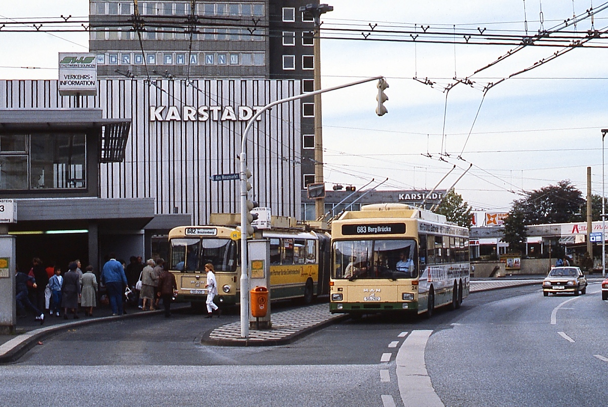 Mitte der 1990er Jahre treffen sich die beiden Solinger MAN-Oberleitungsbusse SG 200 HO 1 und SL 172 HO 24 am Graf-Wilhelm-Platz