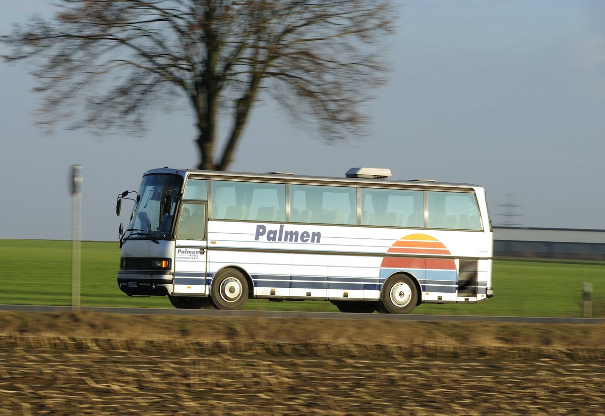 Mitzieher  Fernreisebus von Palmenreisen, Setra S 210 HD  (Kaessbohrer) , am 6.2.2017 auf der L 164 (ex B221) bei Übach - Palenberg 
