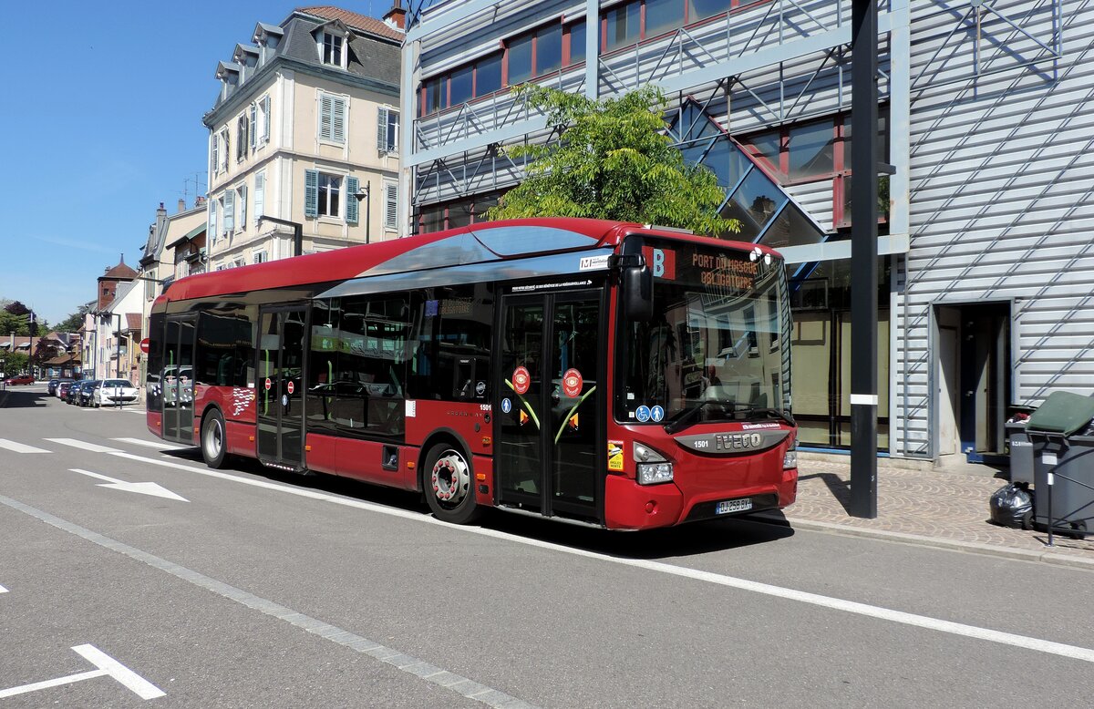 Montbéliard - 28. Mai 2021 : Iveco Urbanway 12, Wagen 1501, bei der Haltestelle La Schliffe.