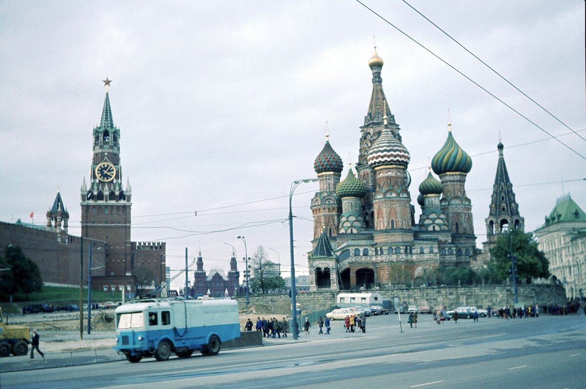 Moskau_10-1977_OL-Dienst-Lkw vor Basiliuskathedrale und Kreml