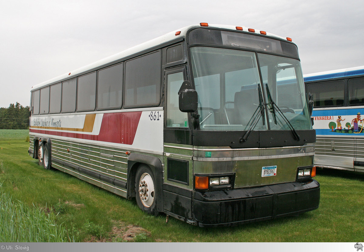 Motor Coach Industries (MCI) 102a2  Exclusive Coaches of Minnesota , aufgenommen in North Prairie, Minnesota / USA.