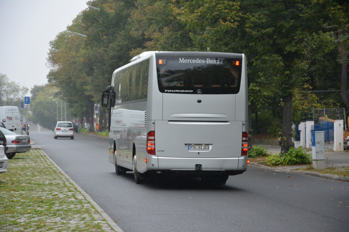 MTK-RS 383 kommt aus Richtung Olympiastadion in Berlin. Aufgenommen wurde ein Mercedes Benz Tourismo am 26.09.2014.
