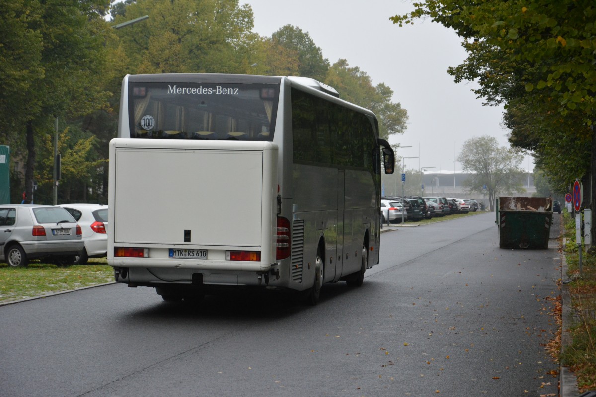 MTK-RS 610 erkämpft sich den Berg hoch zum Olympiastadion in Berlin. Aufgenommen wurde ein Mercedes Benz Tourismo am 26.09.2014.
