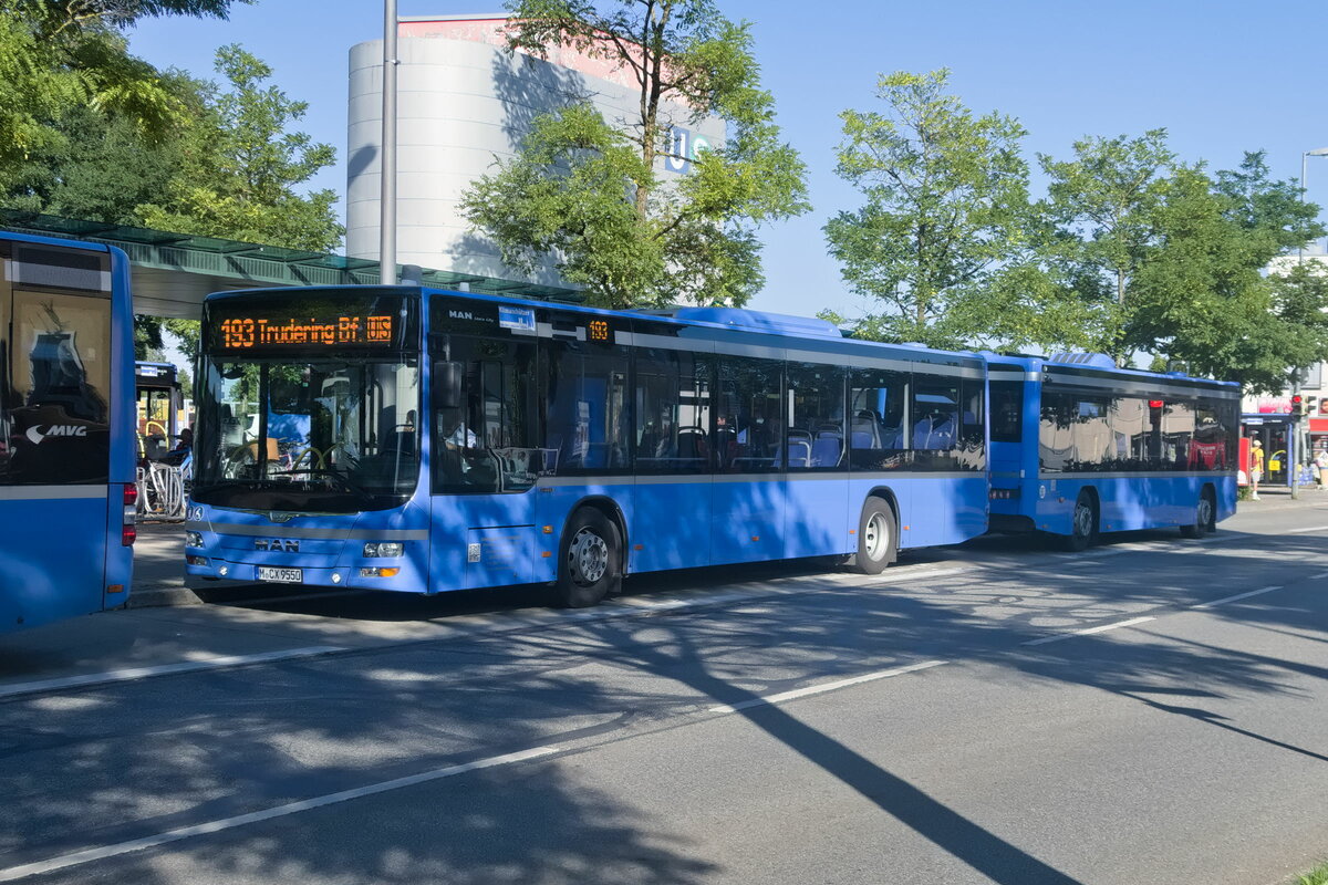 München: MAN Lion's City mit Anhänger von berger's reisen (M-CX 9550) als Linie 193 an der Haltestelle Trudering Bahnhof. Aufgenommen 2.9.2021.