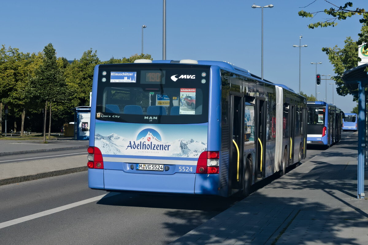 München: MAN Lion's City der MVG, Bus Nr. 5524 (M-VG 5524) als Linie 190 an der Haltestelle Messestadt West. Aufgenommen 2.9.2021.