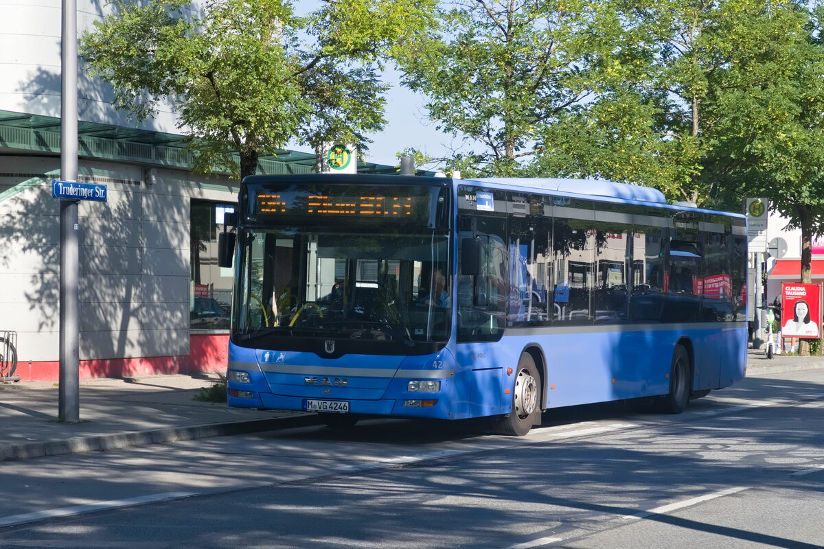 München: MAN Lion's City der MVG, Bus Nr. 4246 (M-VG 4246) als Linie 194 an der Haltestelle Trudering Bahnhof. Aufgenommen 2.9.2021.