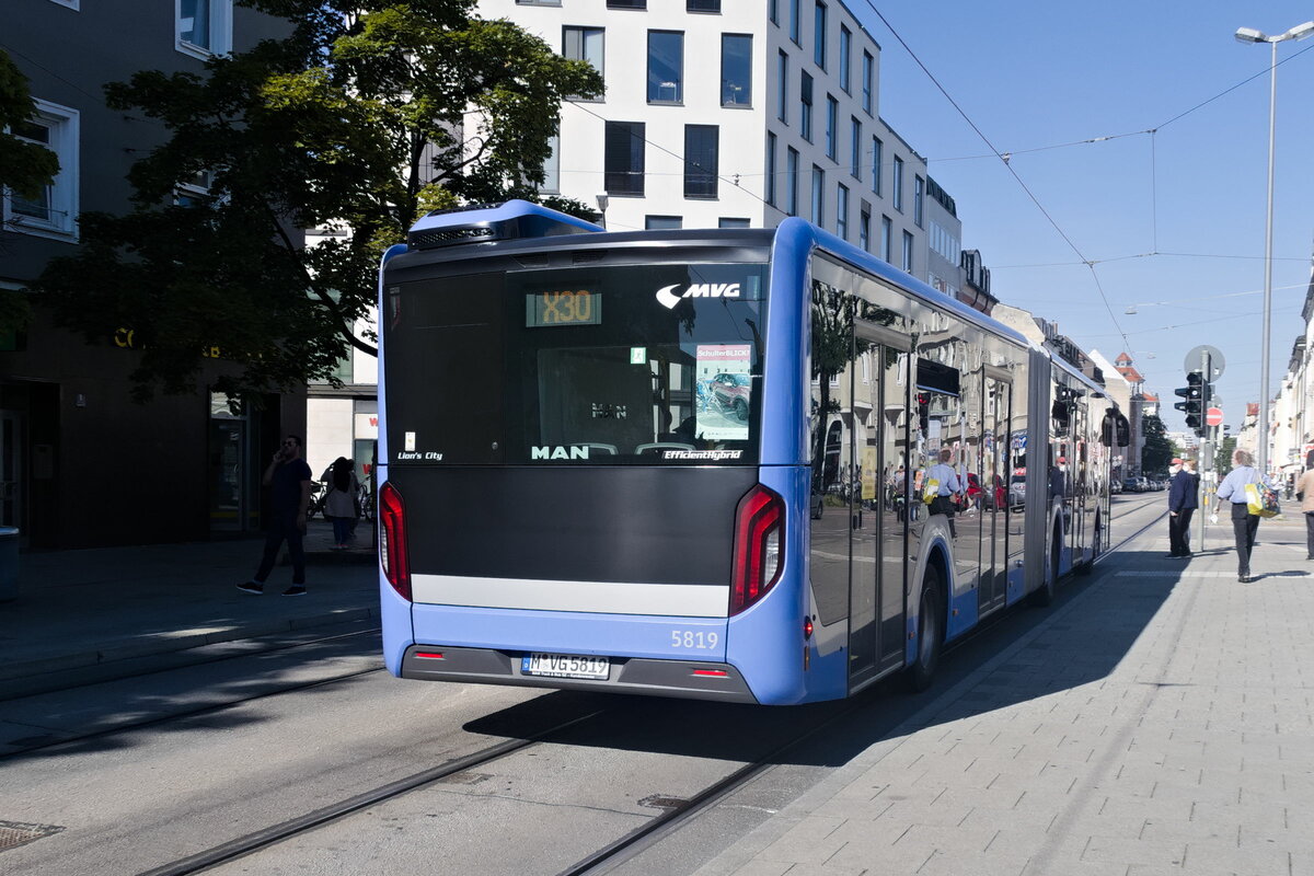 München: MAN New Lions City Efficient Hybrid der MVG, Bus Nr. 5819 (M-VG 5819) als Linie X30 an der Haltestelle Silberhornstraße. Aufgenommen 2.9.2021.