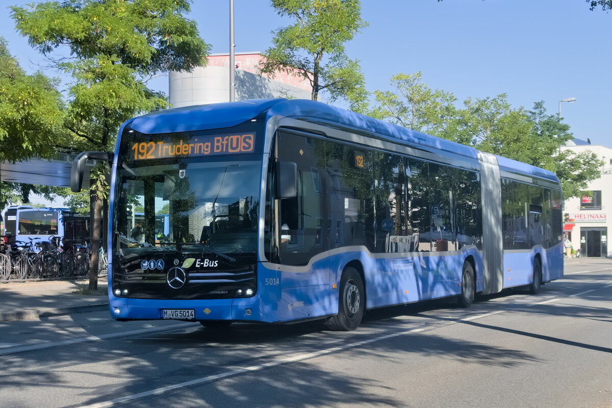 München: Mercedes-Benz eCitaro der MVG, Bus Nr. 5014 (M-VG 5014) als Linie 192 an der Haltestelle Trudering Bahnhof. Aufgenommen 2.9.2021.
